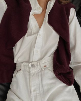 @modedamour wearing a white shirt, jeans and burgundy jumper