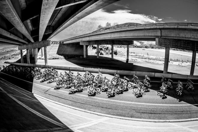 The race passes the highway and heads out into the countryside.