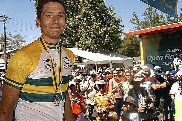The crowd in Buninyong celebrate with Darren Lapthorne