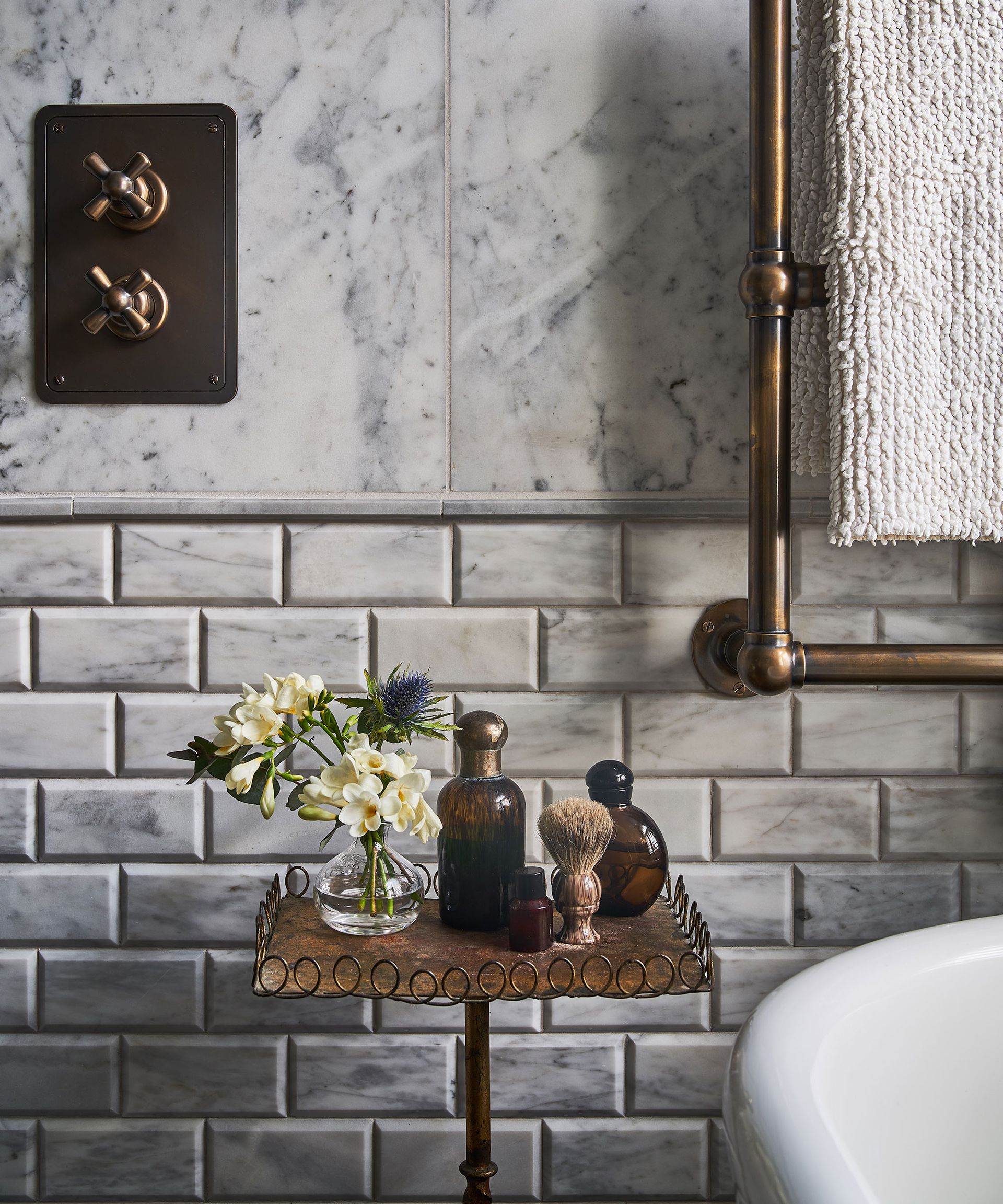 subway bathroom tile ideas with bevel design