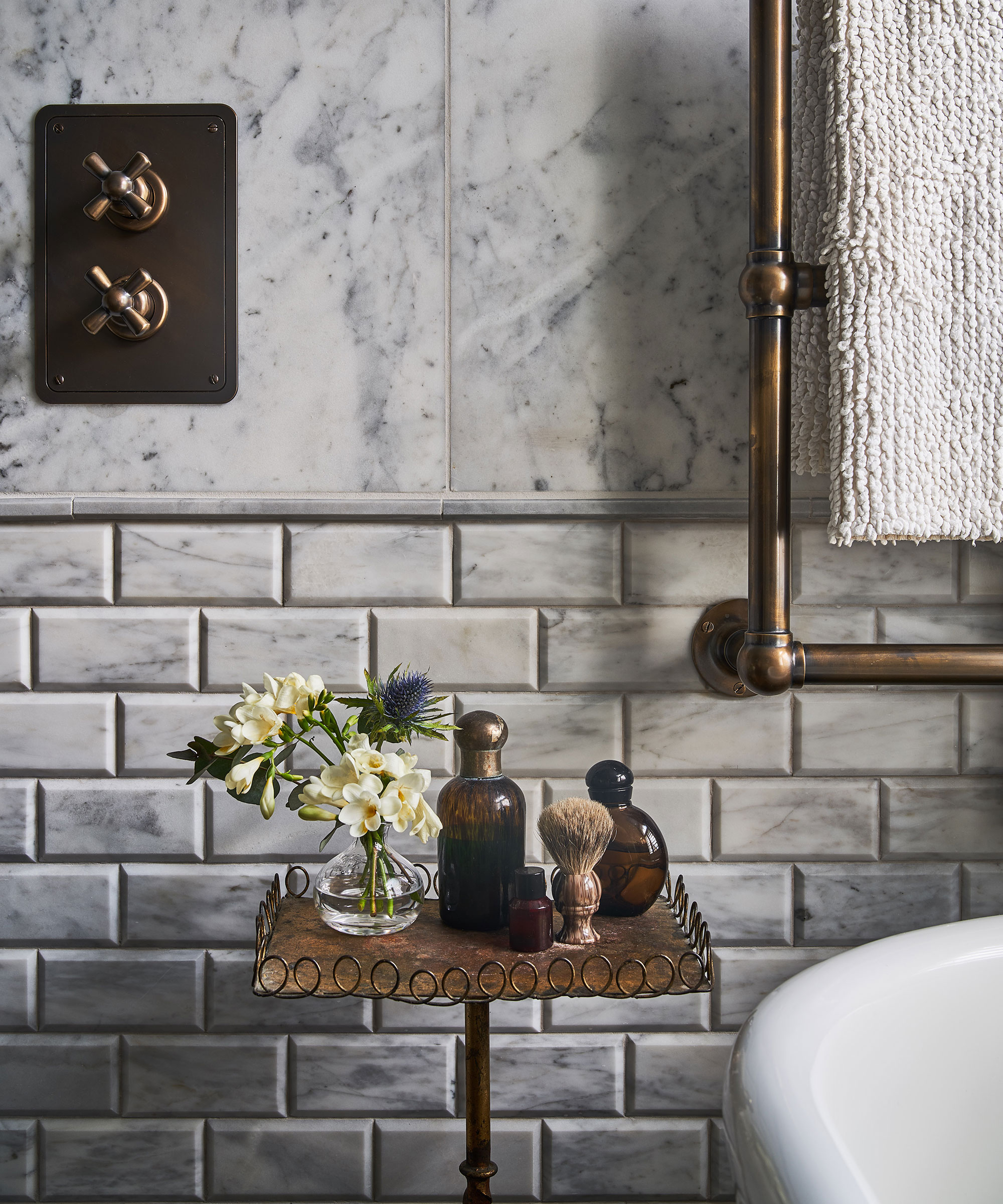 subway bathroom tile ideas with bevel design