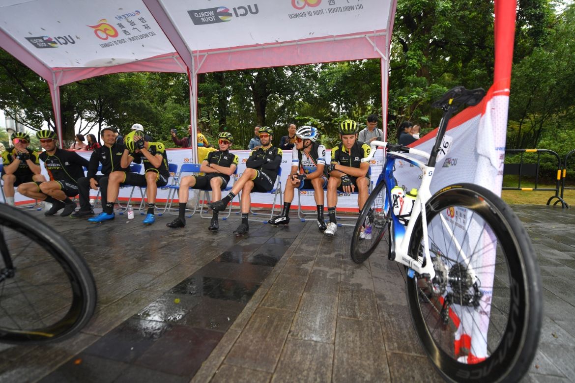 Mitchelton-Scott await the start