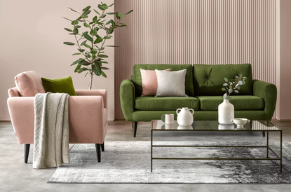 绿色沙发，粉色椅子，镶板墙客厅