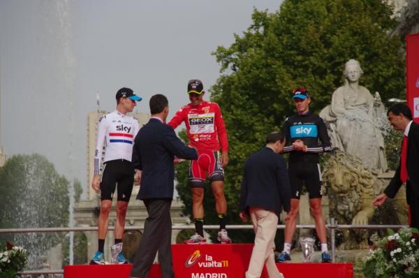 The Prince of Asturias presents the winner's trophy to Cobo