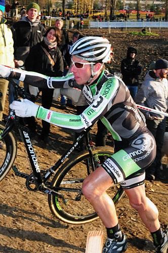 Jeremy Powers (Cannondale-Cyclocrossworld) leading the race at the run-up.