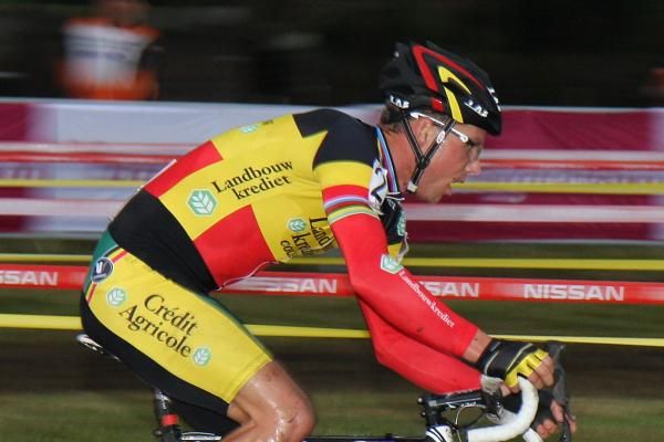 Sven Nys powers to the win in Gieten.