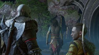 God of War Ragnarokin Kratos ja Atreus katsovat Tyrin kävelevän
