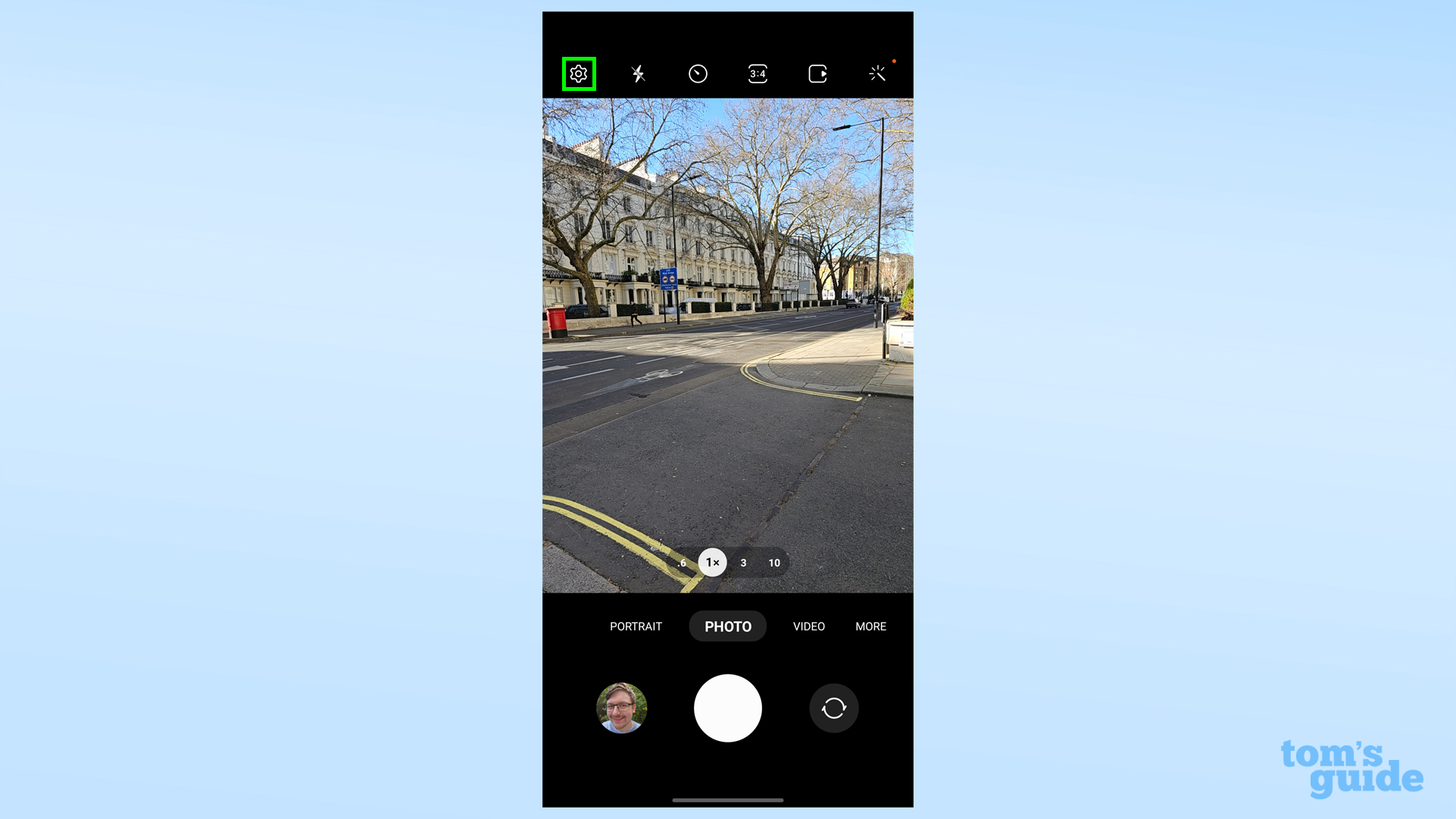 Скриншот приложения камеры Galaxy S23 Ultra с выделенной кнопкой настроек.