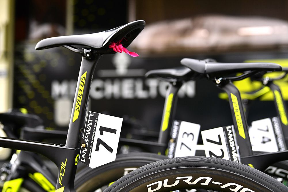 Jolien D'hoore's bike with a pink ribbon tied to the saddle for breast cancer campaign - OVO Enery Women's Tour stage 1 start