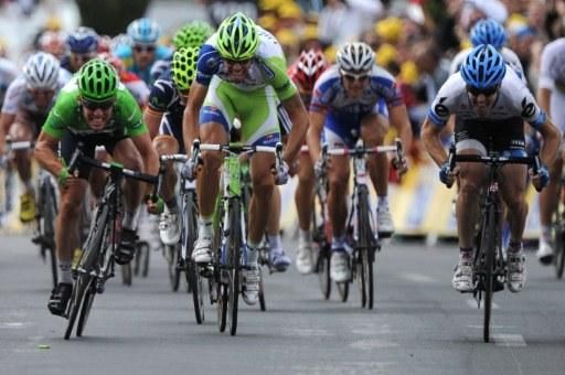 Cavendish accelerates to the line