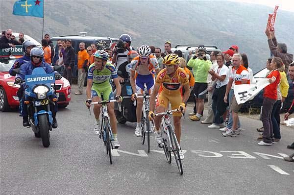 Alejandro Valverde (Caisse d'Epargne), Robert Gesink (Rabobank) and Ivan Basso (Liquigas) look toward the top.