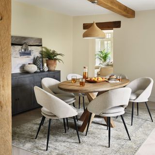 dining area with woodwn table and white boucle chairs