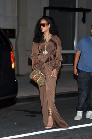 Rihanna asiste a una fiesta posterior a la Semana de la Moda de Nueva York en Socialista New York Lounge