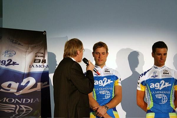 Sprinter Jean-Patrick Nazon is grilled by Mangeas.