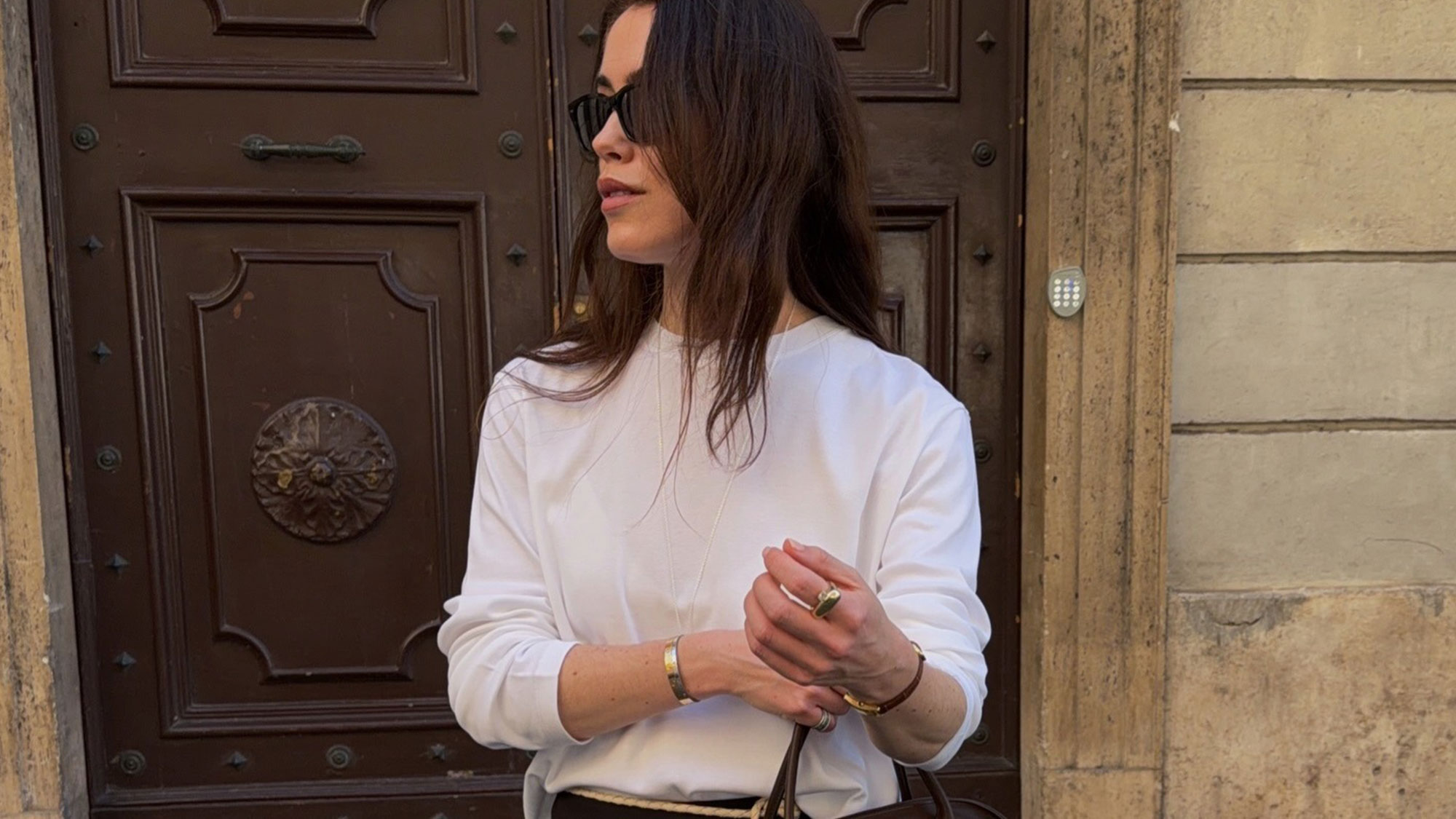 how to style a white tee