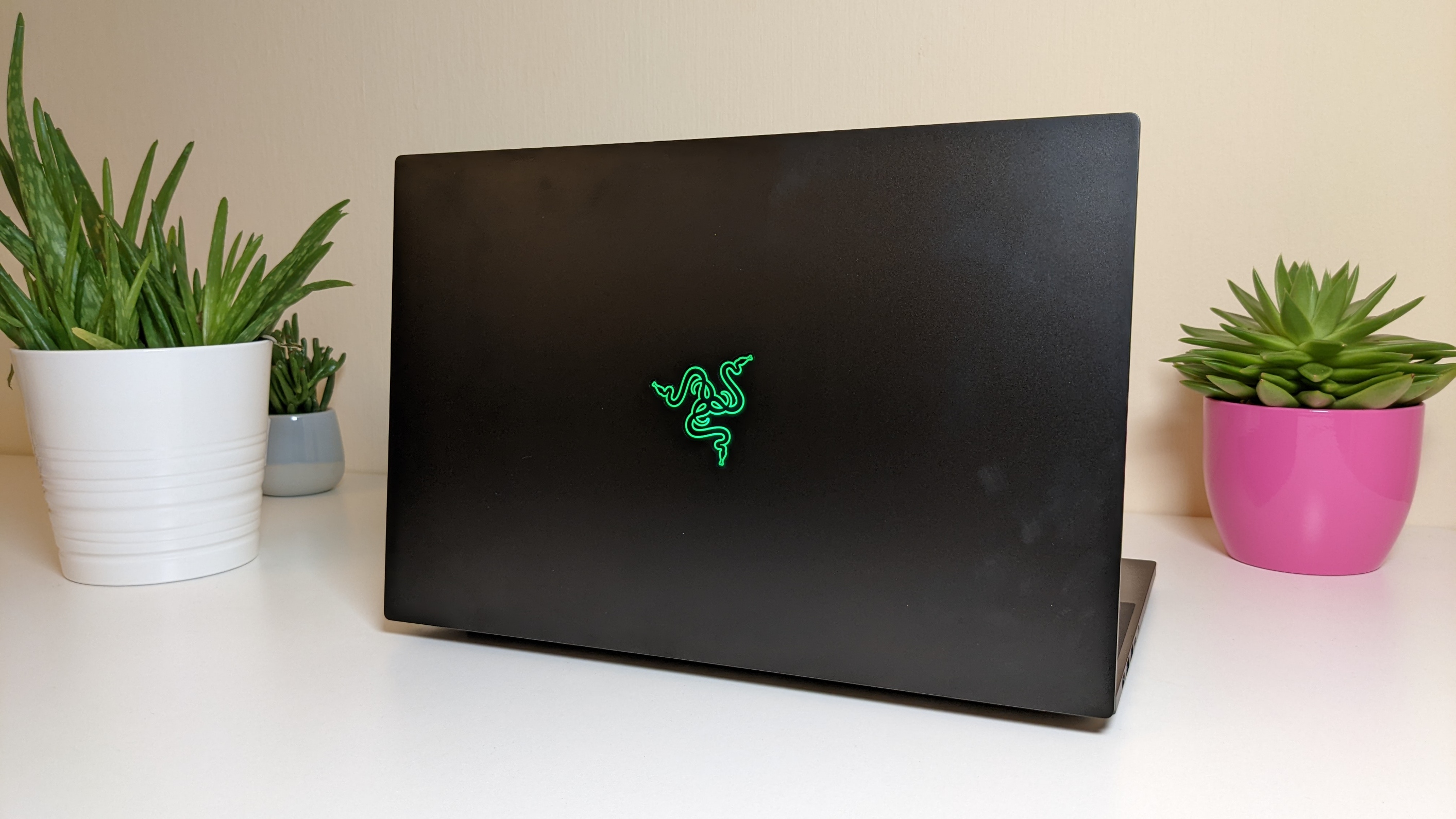 Razer Blade 15 Advanced aufgeklappt, mit Deckel nach vorne