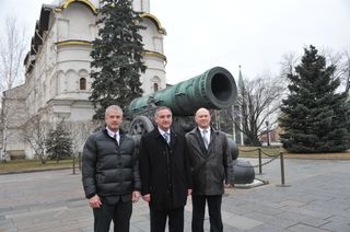 Expedition 39/40 Crew With Tsar Cannon