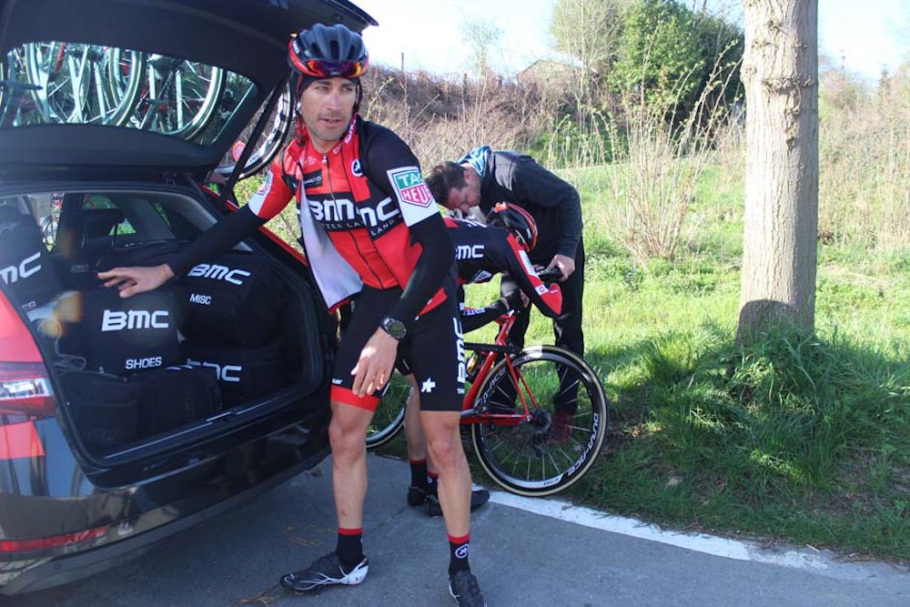 Manuel Quinziato grabbing something from the car ahead of the ride