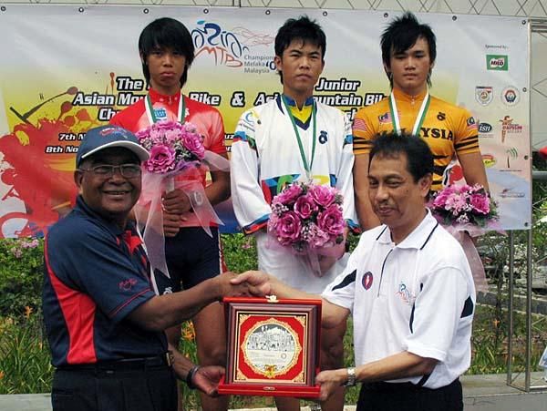 Malaysian National Cycling Federation president Haji Abu presents awards to the junior men.