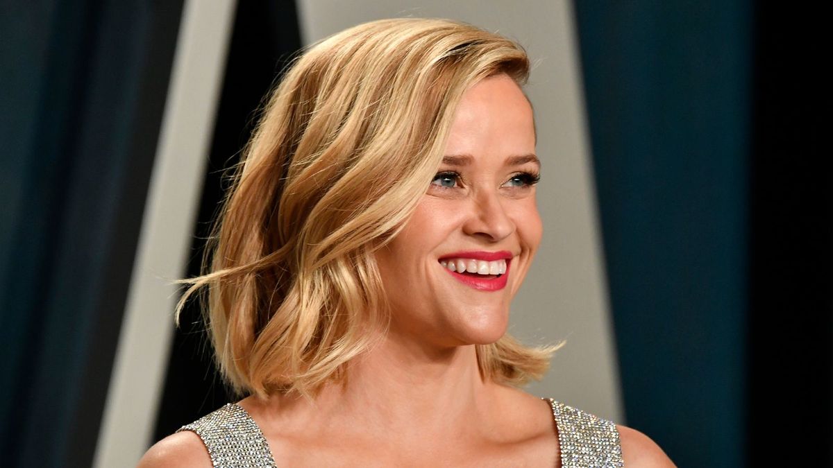 Reese Witherspoon's super simple trick for organizing books has design experts in awe