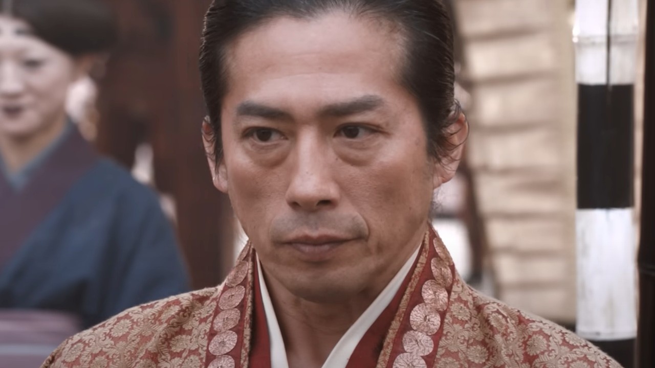 Hiroyuki Sanada watching a battle in 47 Ronin