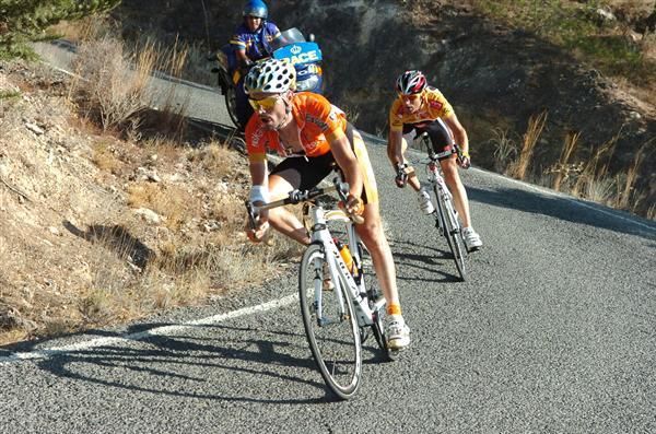 Samuel Sanchez (Euskaltel-Euskadi) leads Alejandro Valverde (Caisse d'Epargne)
