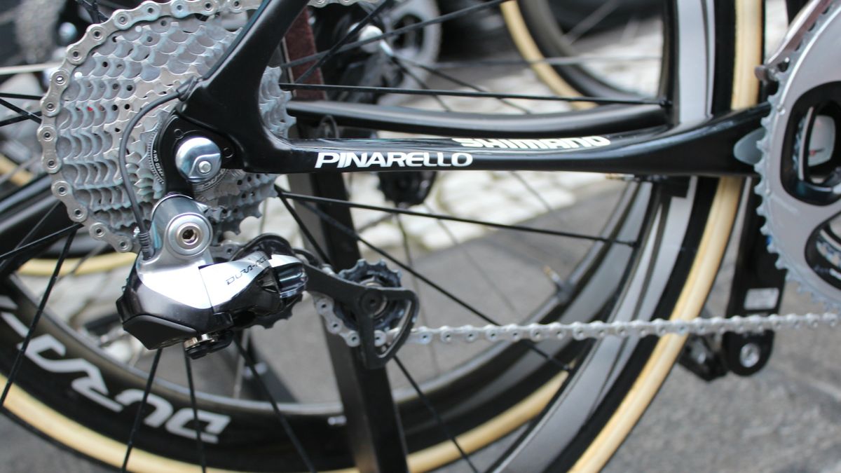Michal Kwiatkowski doesn't like a baggy chain, evidently