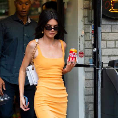 Diet coke aspartame: Kendall Jenner drinking a can of coke