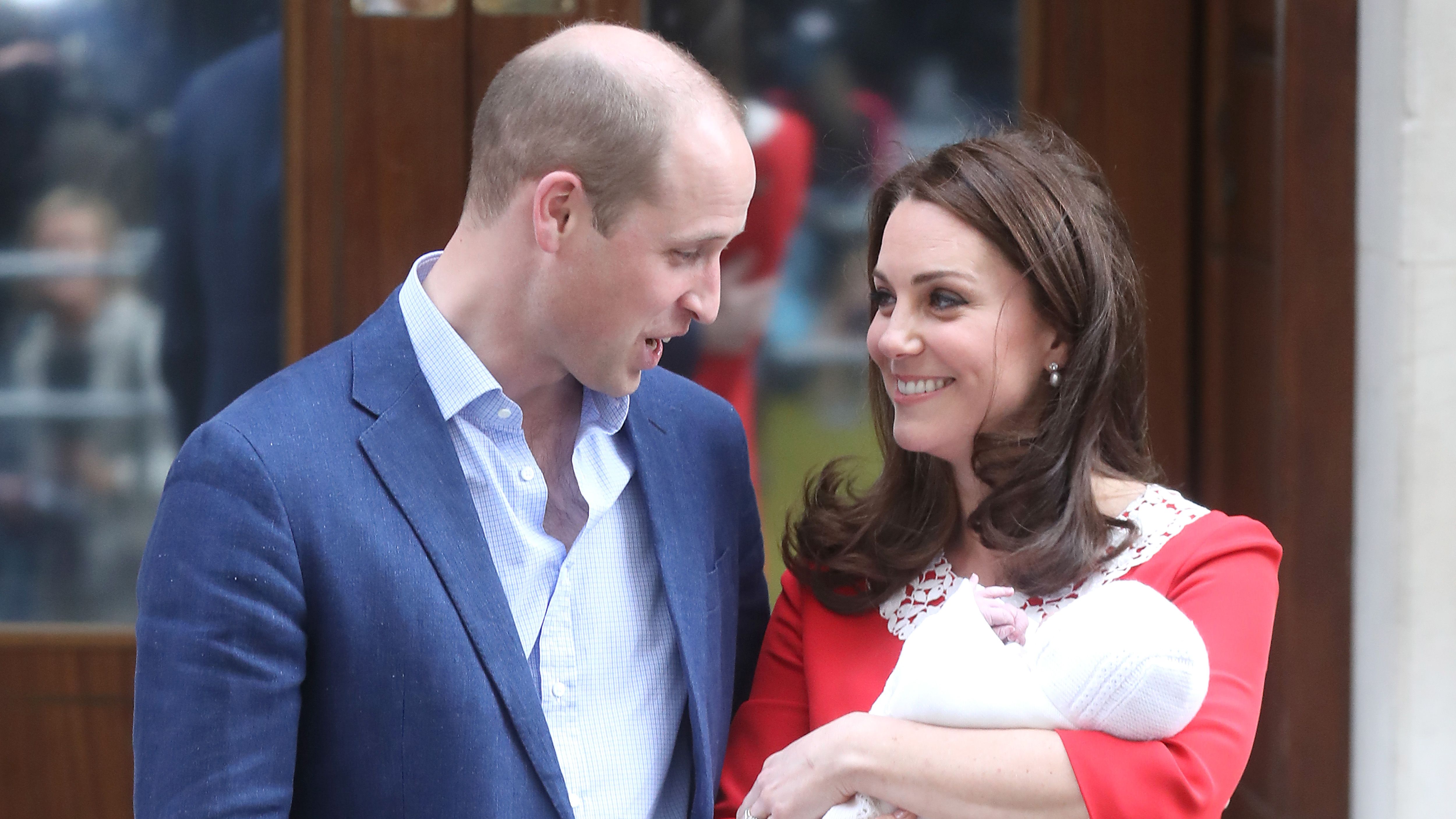 Red, Photograph, Facial expression, Blue, Yellow, Event, Interaction, Ceremony, Smile, Photography,
