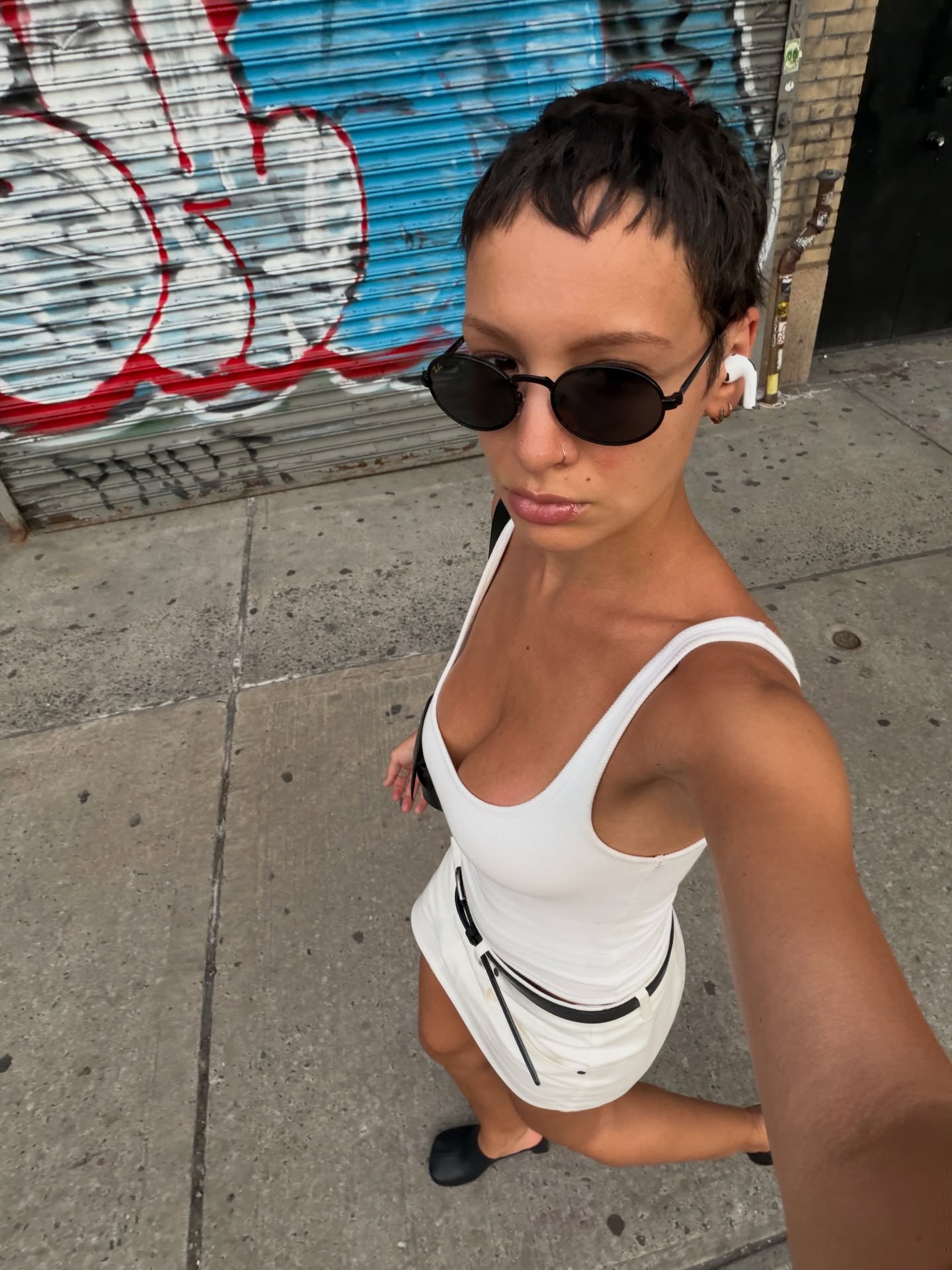 A woman wearing summer scoop neck tank outfit 2026.