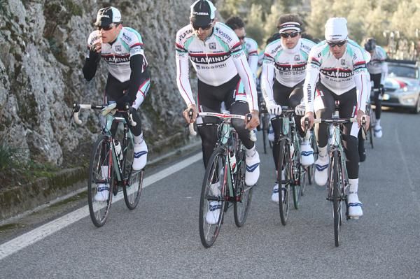 Andea No&egrave; leads the group