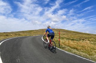 Cyclist climbs Great Dun Fell