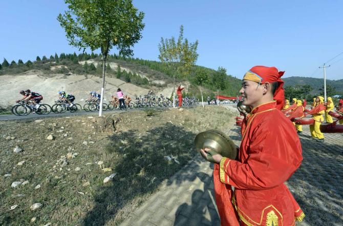 Local fans come out to greet the 2013 Tour of Beijing.