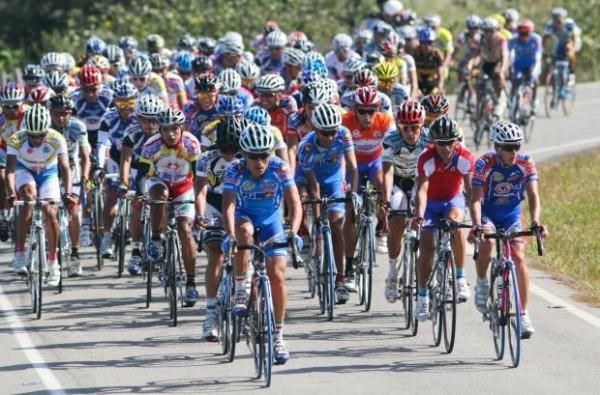 The peloton en route to Guasdualito.