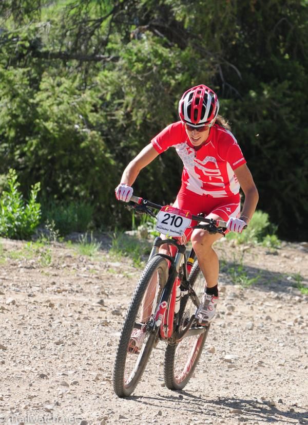 Lea Davison (Specialized) started first as the defending champion