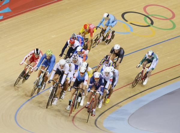 Opening laps of the men's omnium elimination race.