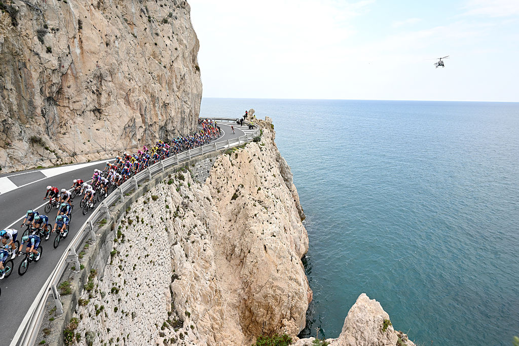 SANREMO, ITALIA - 21 DE MARZO: Una vista general del pelotón cruzando un paisaje durante la 117ª Milán-Sanremo 2026, Elite masculina, una carrera de un día de 298 km desde Pavía a Sanremo / #UCIWT / el 21 de marzo de 2026 en Sanremo, Italia. (Foto de Dario Belingheri/Getty Images)