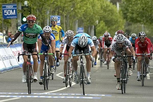 Sneak peak: Tour winner Brad Wiggins (Garmin-Slipstream) sits up at the back to watch Fly V Australia's Jonathan Cantwell win the final stage in Carlton.