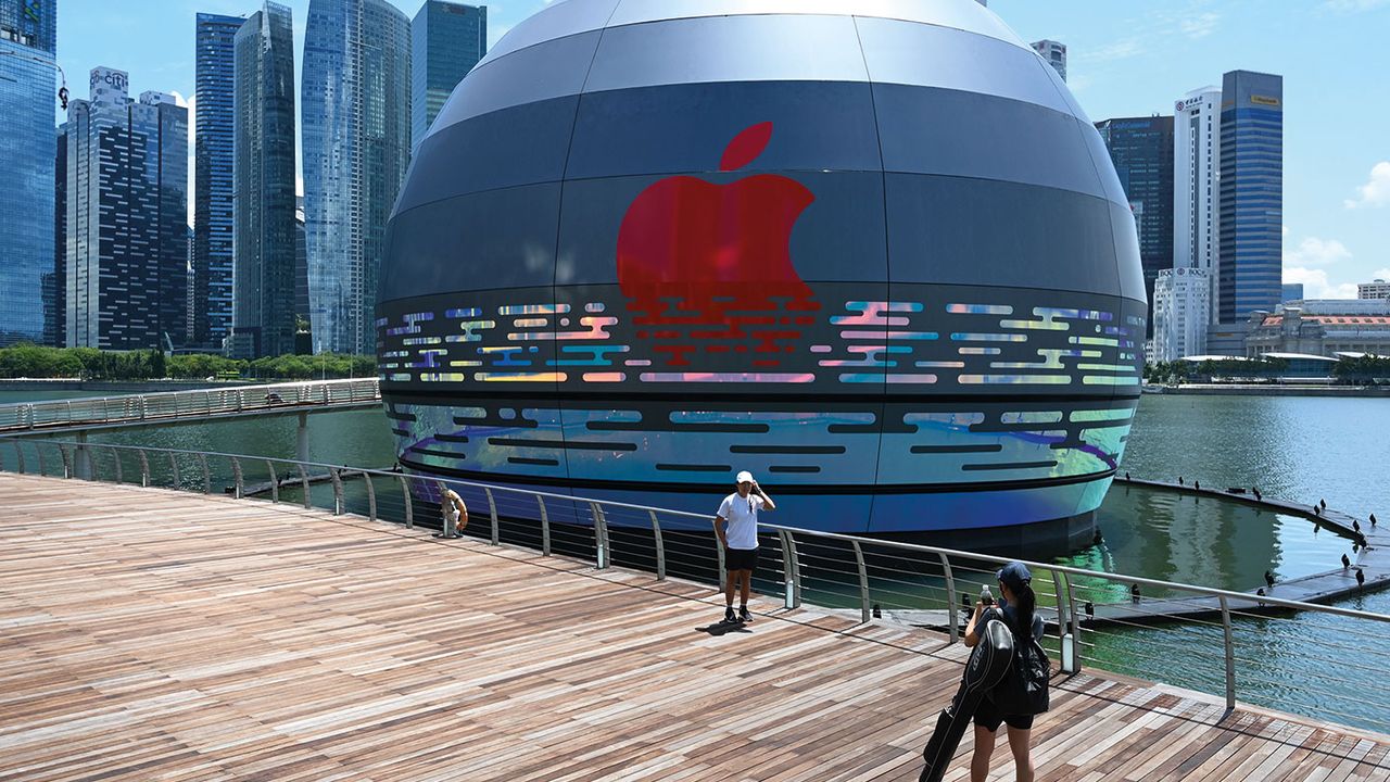 Singapore Apple store © ROSLAN RAHMAN/AFP via Getty Images