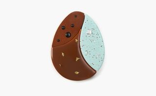 Harrods has taken its Easter-cues from a distinctly mid-century palate this year, with an understated blue and brown 2D ‘flat’ egg,