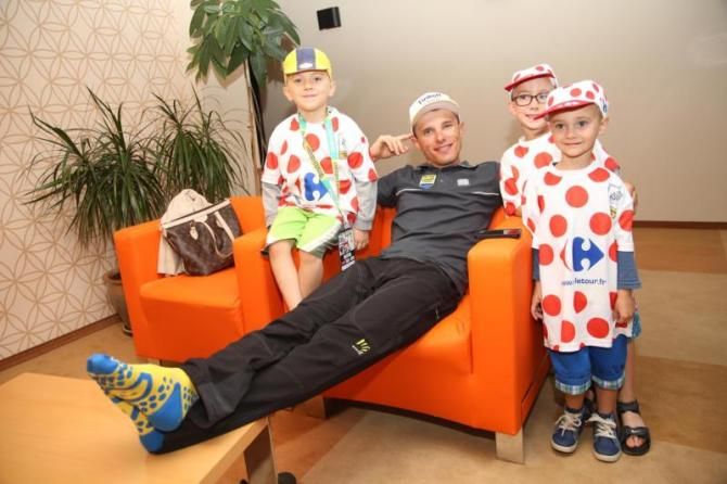 Rafal Majka (Tinkoff-Saxo) relaxes with some young fans.