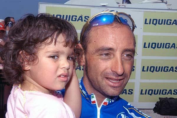 Paolo Bettini and his daughter have a chat before the start of stage 12
