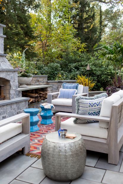 Colorful backyards – 11 color schemes for porches and patio | Livingetc