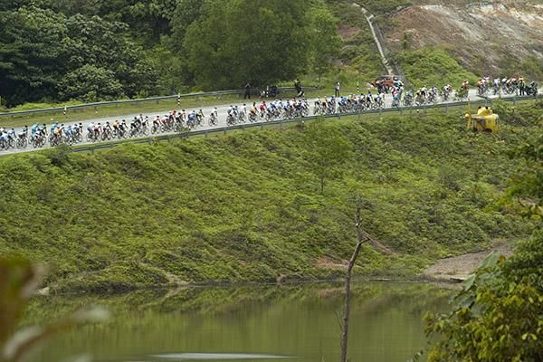 The peloton make their way towards Kuala Lumpur as the TV chopper gets low for a shot.