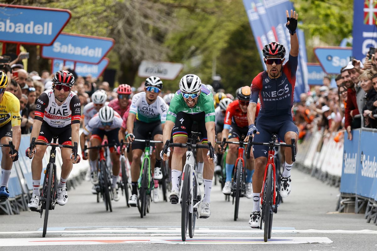 Itzulia Basque Country 2022 - 61st Edition - 4th stage Vitoria Gasteiz - Zamudio 185,6 km - 07/04/2022 - Diego Ulissi (ITA - UAE Team Emirates) - Julian Alaphilippe (FRA - Quick-Step Alpha Vinyl Team) - Daniel Martinez (COL - INEOS Grenadiers) - photo Luis Angel Gomez/SprintCyclingAgency&Acirc;&copy;2022