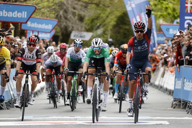 Daniel Martinez vince a Zamudio (foto: Luis Angel Gomez/SprintCyclingAgency)