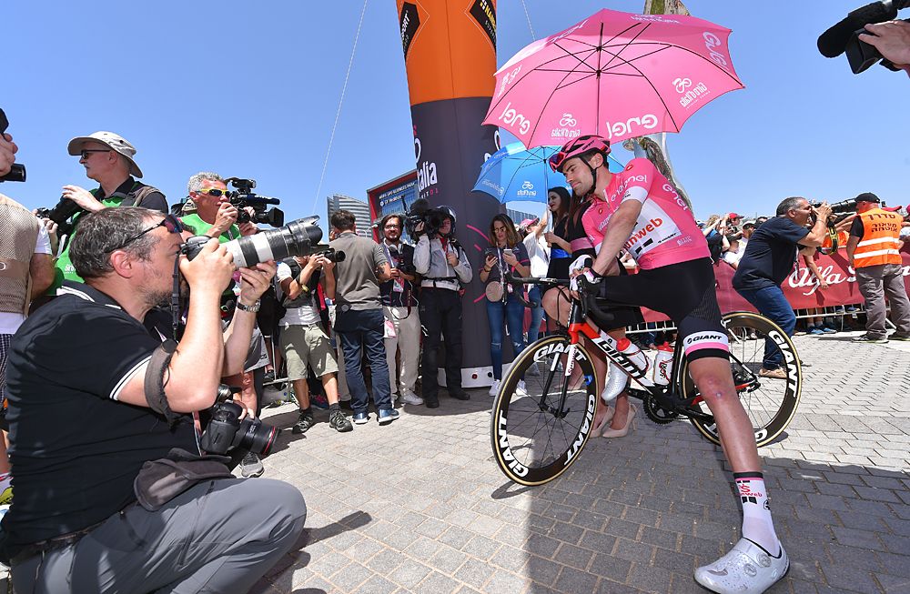 Tom Dumoulin ahead of stage 2 wearing the maglia rosa - Giro d'Italia 2018