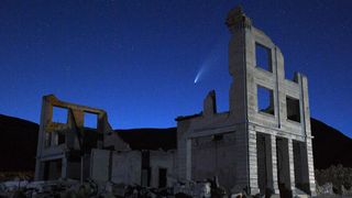 La comète NEOWISE (C/2020 F3) au-dessus des ruines de la Cook Bank -vue le 20 juillet 2020 dans la ville fantôme de Rhyolite (Nevada).