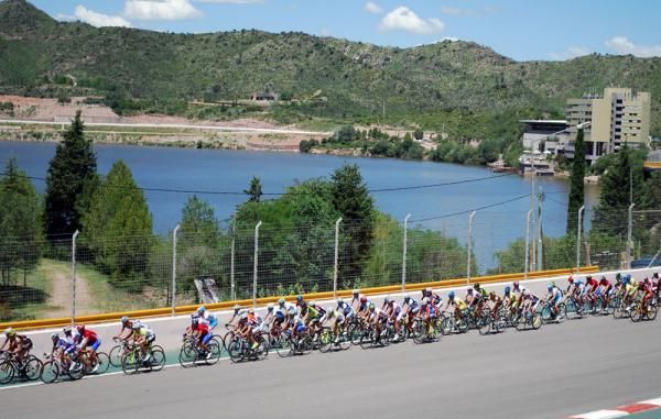 The San Luis peloton passes a lake on stage two