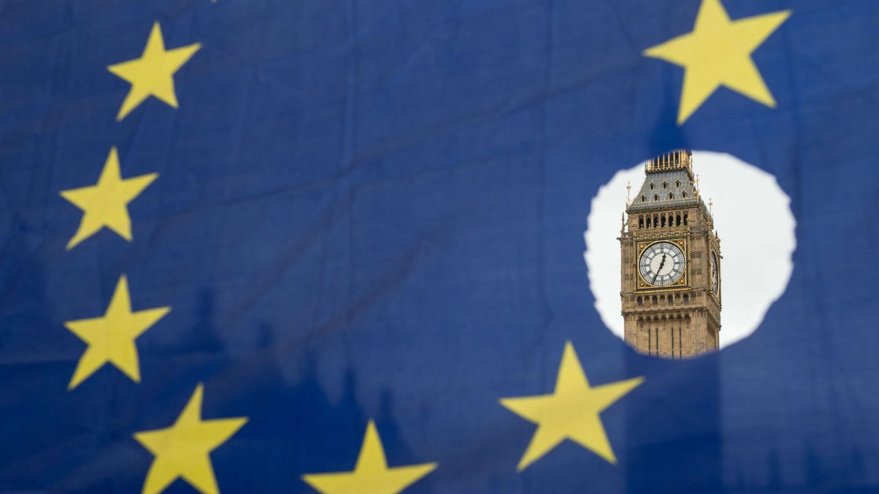 wd-eu_flag_parliament_-_oli_scarffafpgetty_images.jpg